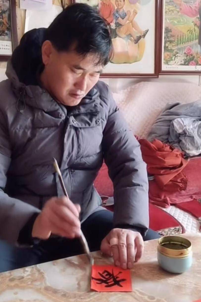 大衣哥写春联遭嘲讽,一字之差引发笑话,网友:好好唱歌吧_朱之文_视频