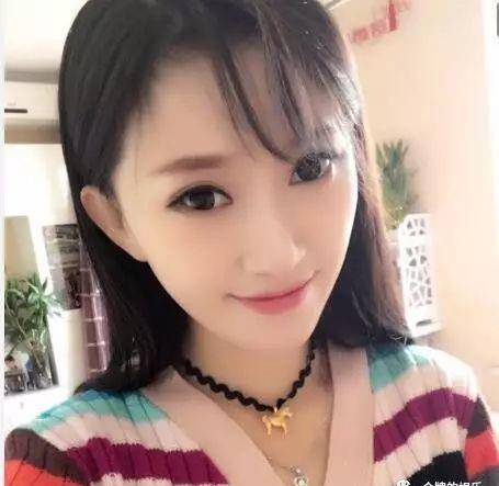由于出众的外表还被媒体评为本山传媒十大美女之一,最近几年更是在多