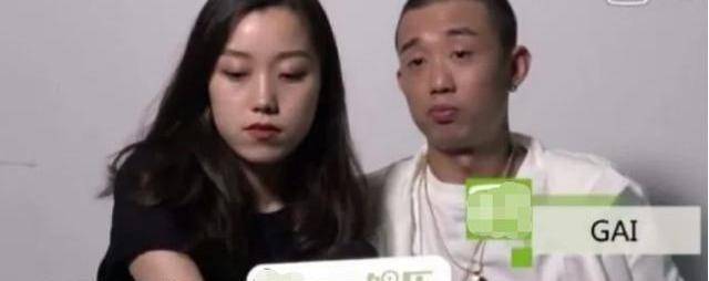 罕素颜露面,黑眼圈浓重显憔悴,高烧38度仍坚持带娃_王斯_老婆_孩子