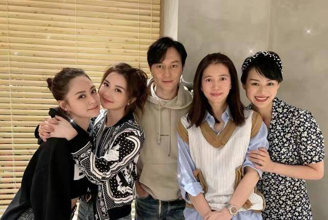 原创袁咏仪夫妇探班破浪姐姐阿娇瘦下来比阿sa漂亮胡杏儿却村姑味