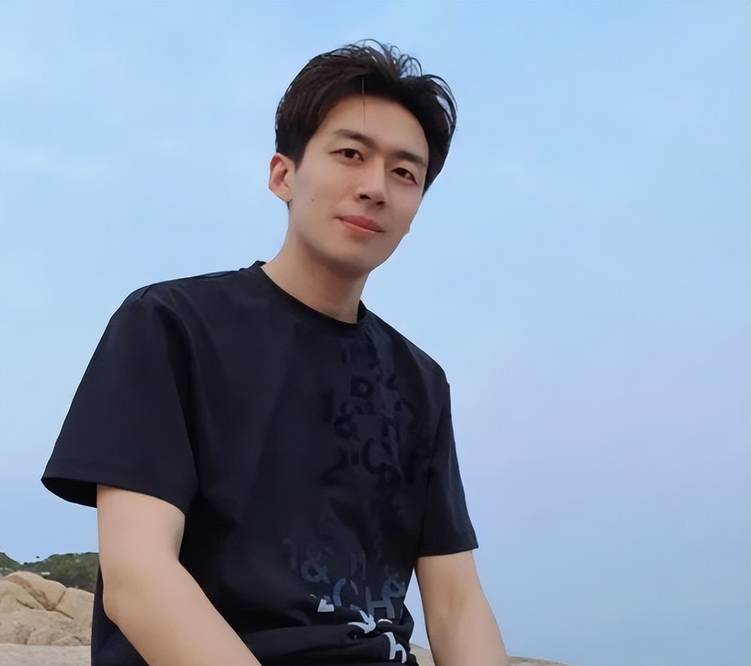 原创网红董先生靠卖珠宝走红为公益事业做奉献520将为粉丝送福利