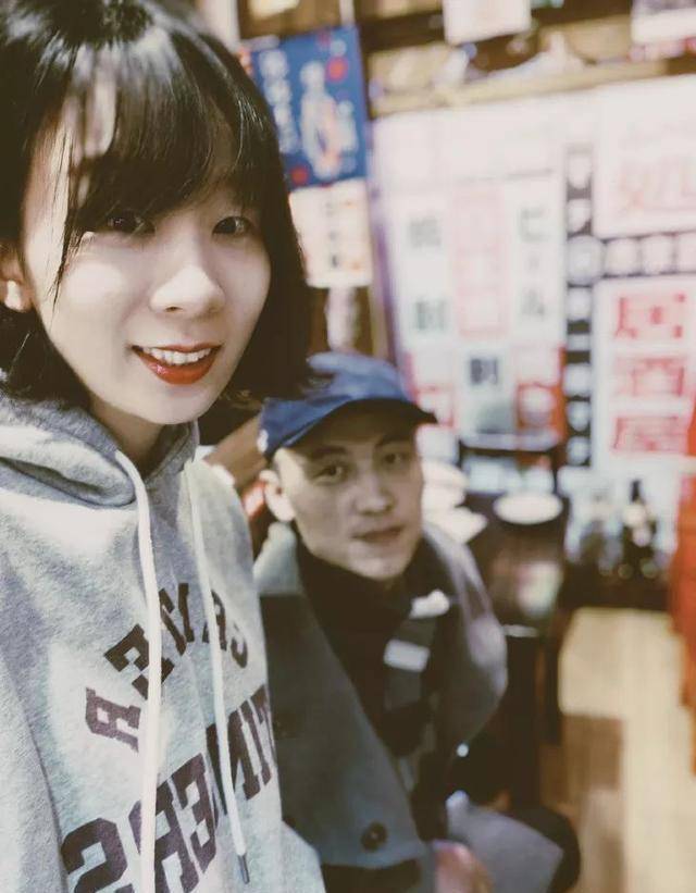 一件在常人看来很酷的事,在父母都不知道对方是谁的情况下,领证结婚了