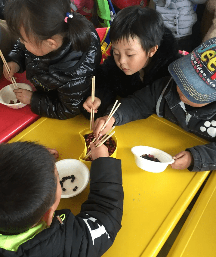 孩子学用筷子,宝妈需要做好这些功课,过早使用或导致不良后果