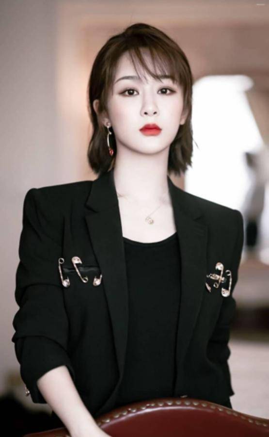 杨紫是很调皮可爱的,这样的穿衣能够显示她帅气的另一面,黑色西装会有