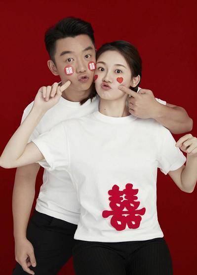 原创苗苗成功降服小猎豹郑恺踩点官宣婚讯秀幸福穿情侣装合影超甜