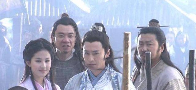 版《天龙八部》里,修庆饰演道貌岸然的公子慕容复,修革则饰演风波恶