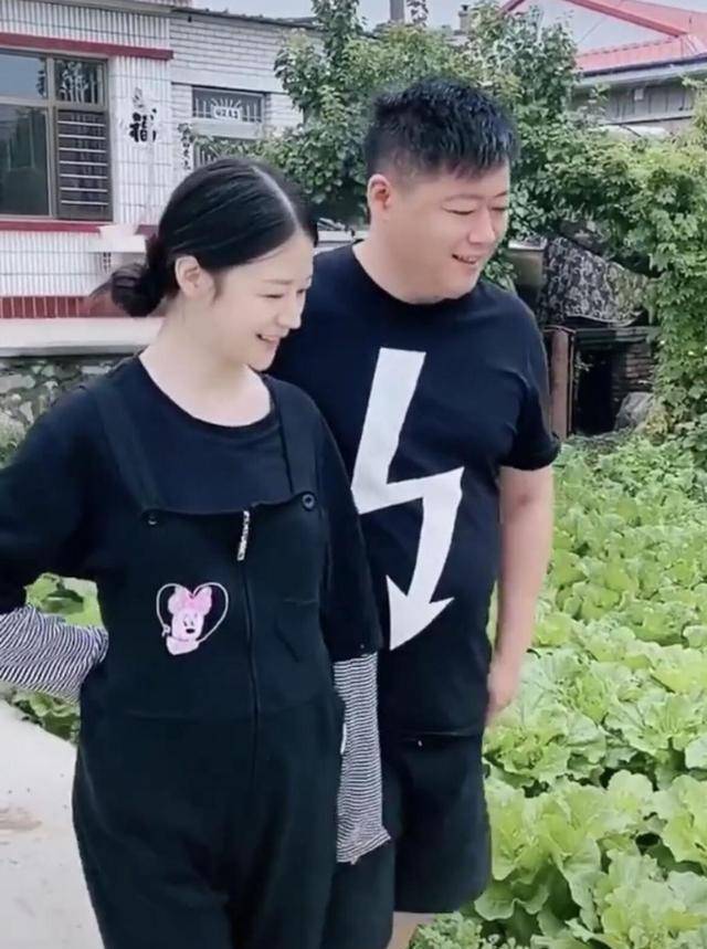 轮的娇妻回农村养胎,妻子孕肚初现,扶腰一起做农活_贺树峰_视频_八卦