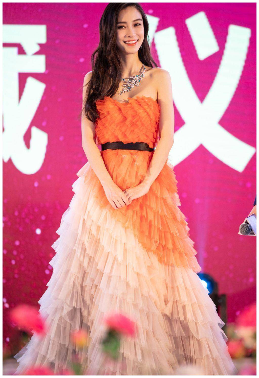 angelababy颜值高果然任性,卷发搭配抹胸连衣裙,气质全开_杨颖_女性