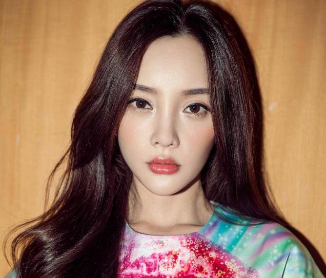 后来,为了跟上李小璐的步伐,贾乃良毫不犹豫地打了好几个耳洞.