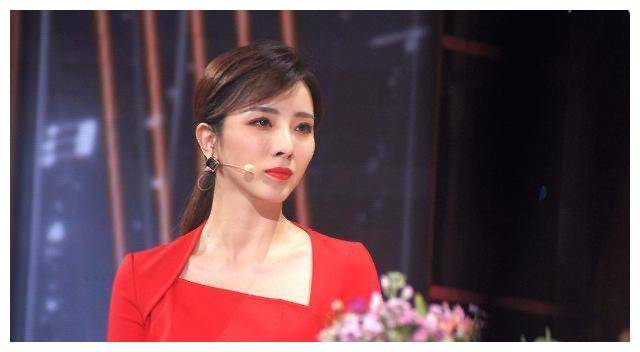央视主持李思思惊艳亮相,一袭红装天鹅颈好绝,引得全场尖叫欢呼_红色