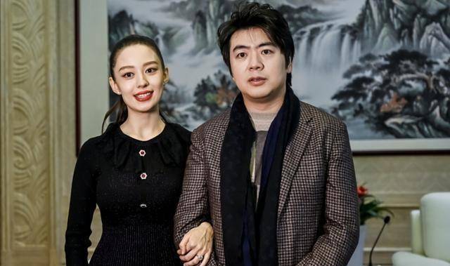郎朗最新全家福曝光吉娜抱娃好身材回来了郎朗妈妈抢儿媳风头