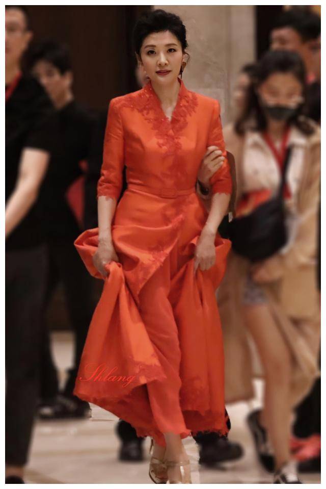 周涛51岁仍不显老,穿红色长裙优雅高贵,生图气质也出众_女性_裙子_的