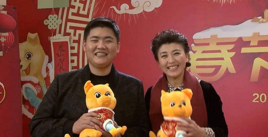 闫学晶近照曝光,打扮贵气气质十足,隐藏了26年的儿子是熟悉的他_林傲