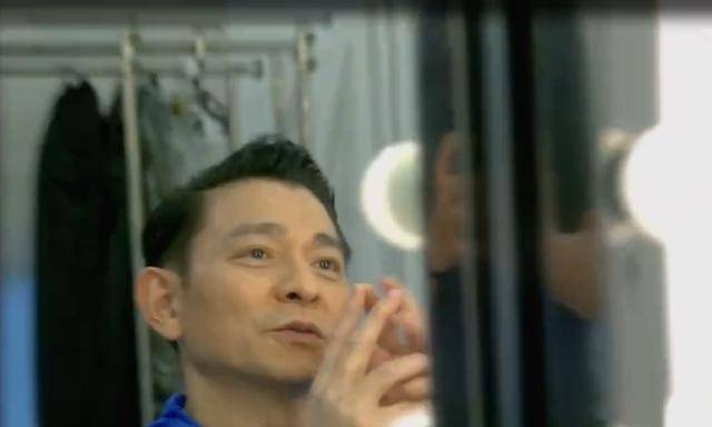 刘德华在视频里面太好玩了,妆容发型都是自己一手搞定的,天王对着镜子