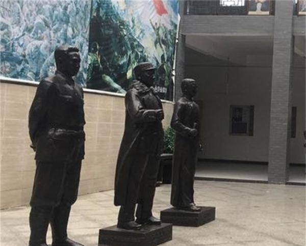 解决了化工厂那个据点里的工事之后,大家才发现,敌人有意把林向荣和他