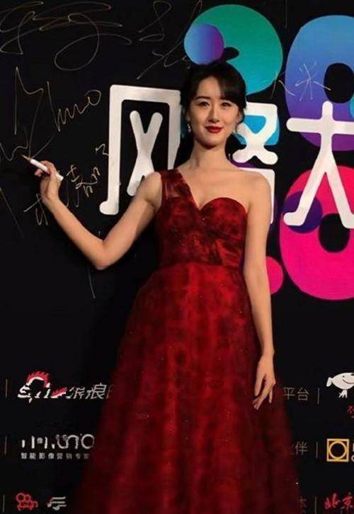 袁冰妍,也是穿的是红色的单肩裙,露背露肩清凉无比;林允,同样是大红色