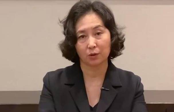 长大后,何朝凤身材苗条,比何朝琼的欧洲容貌更美丽,更东方.