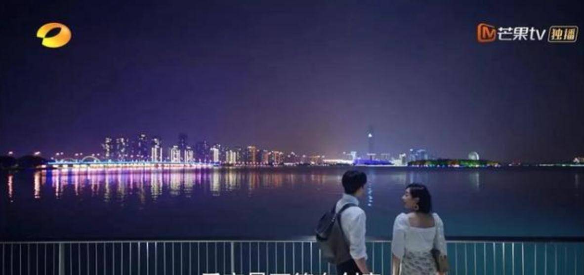 金鸡湖,位于江苏省苏州市老城区东北部,苏州工业园区中部,南邻独墅湖.