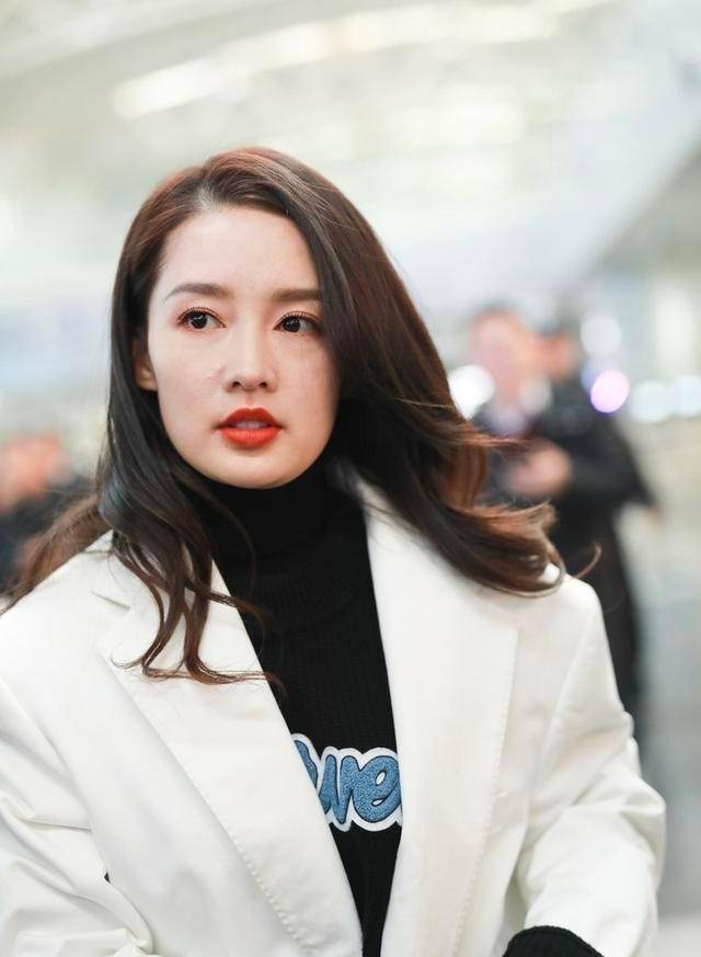 原创李沁脸部臃肿难道发福中性风穿搭好帅气气场可真足
