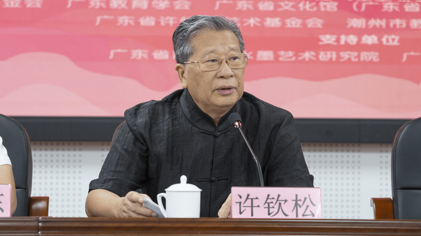 三正集团总裁办公室副主任张义晖等有关领导和嘉宾,以及46名饶平各乡