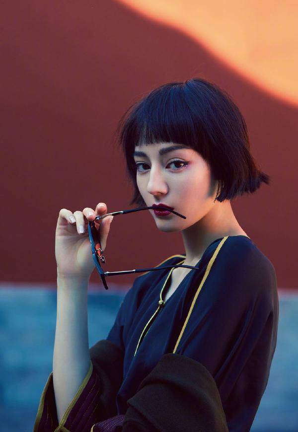 原创迪丽热巴最新杂志大片齐耳短发厚刘海野生眉这妆发太少见了
