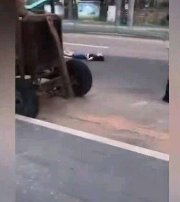 厦门女子天桥跳下,砸中路过大巴车后摔向地面,生死不
