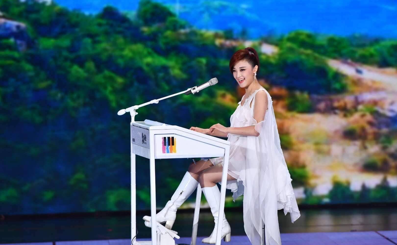 在当天的见面会现场,王小玮还给大家现场表演了双排键,表演之后可以