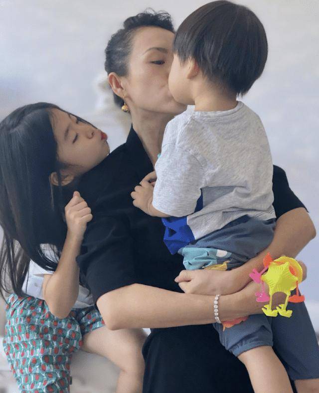 原创汪峰一家四口外出就餐章子怡亲儿子显母爱两位保姆随行阵仗大