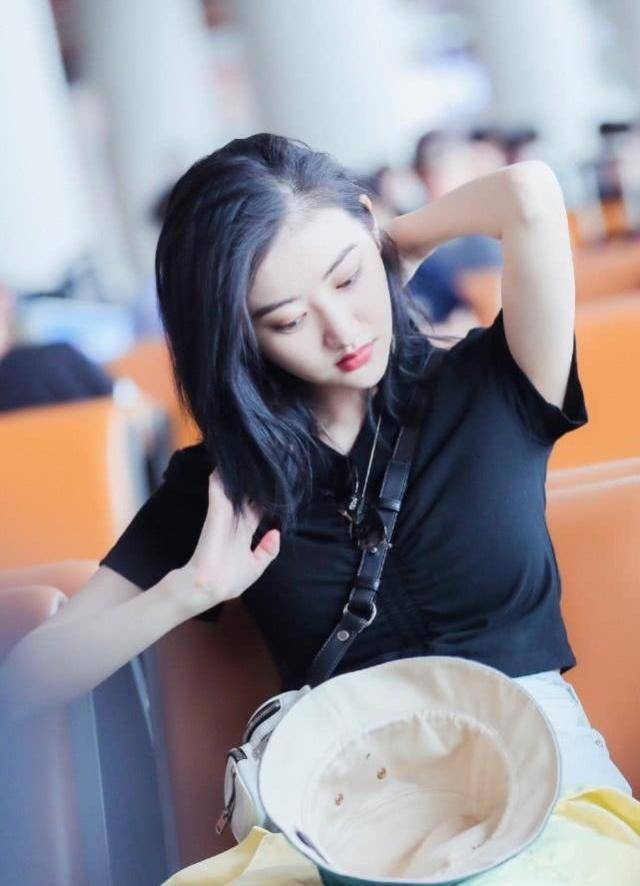 原创恢复单身的景甜机场短t热裤炫腹元气满满美出新时尚