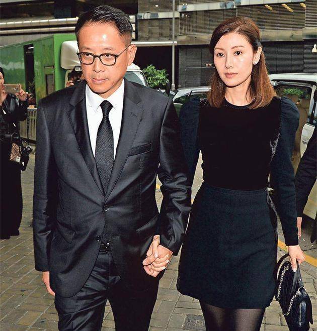 原创许世勋设灵许晋亨李嘉欣十指紧扣现身7岁儿子穿西装亮相