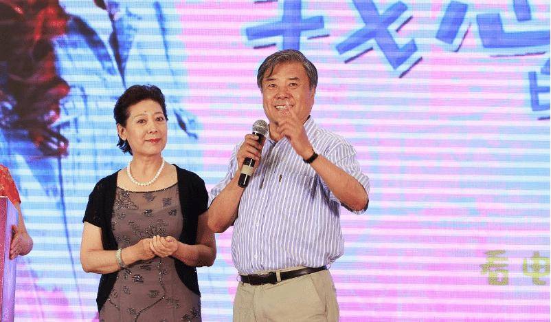 原创关牧村真有艺术家的气息穿纱裙真挺优雅的和丈夫挺有夫妻相
