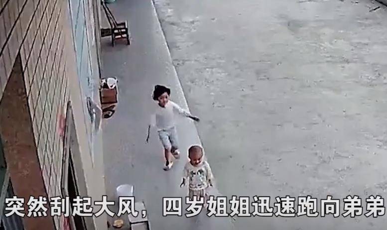 原创四川4岁姐姐平时喜欢欺负弟弟突然刮大风第一时间跑去保护他