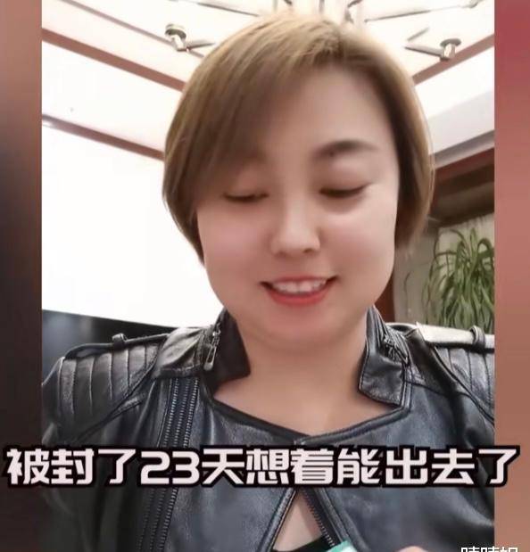 原创河北小区解封为了出门妻子直接将结婚证照片剪开办出入证