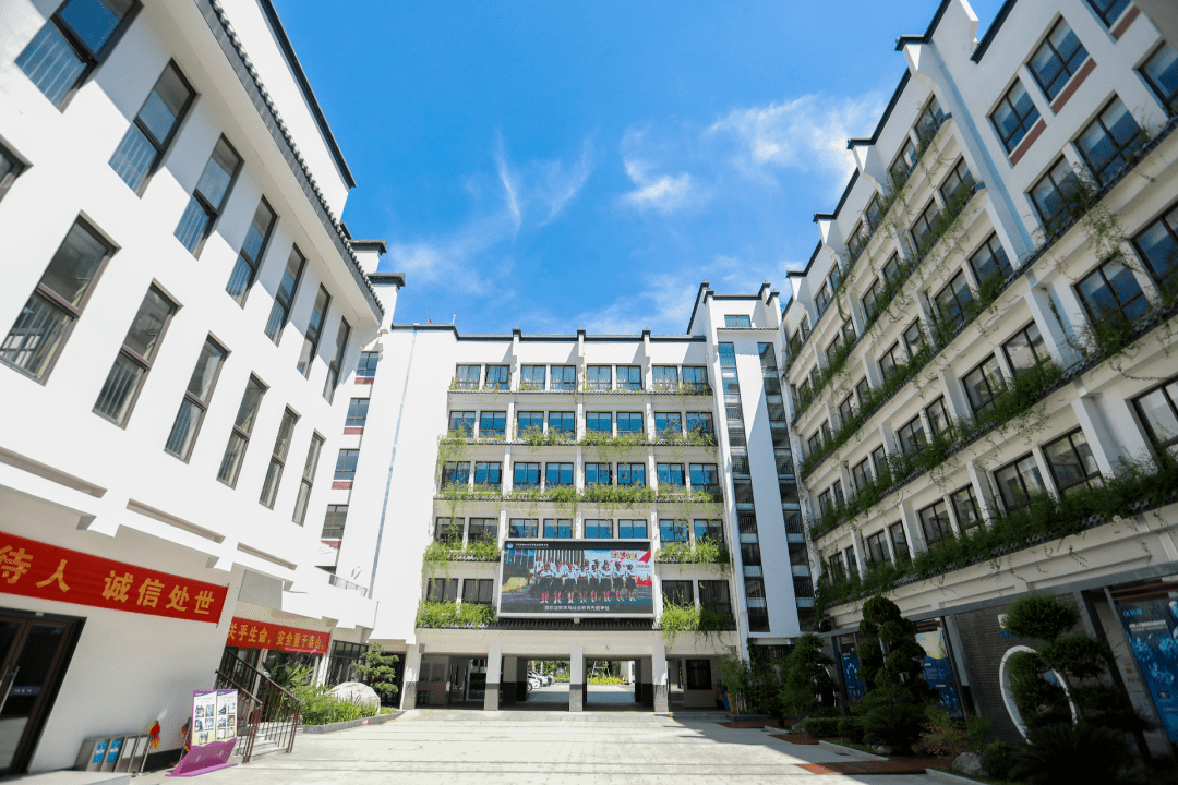 其中会计系石慧婷,金融系曹蕙轩等同学均获得相关专业总分全省第一.
