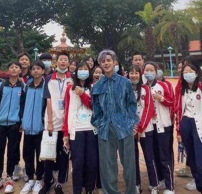 "网红总裁"殷世航出门被小学生围观,网友调侃其身高