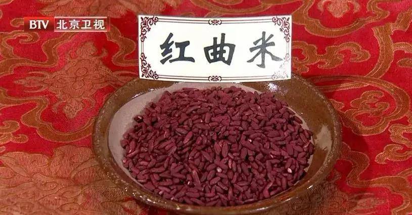 【做法】先将红曲米倒入凉水中,用手充分捏揉,过滤,制成红曲米水备用