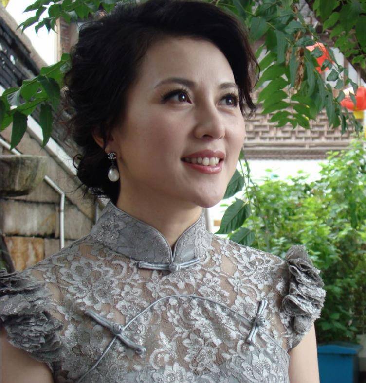 电视最美主持梦桐结婚多年老公身份成谜今43岁气质优雅迷人