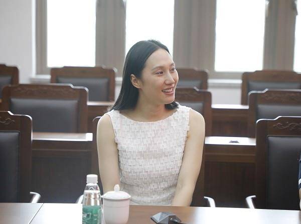 此外,2016年,张虹从东北师范大学研究生毕业.