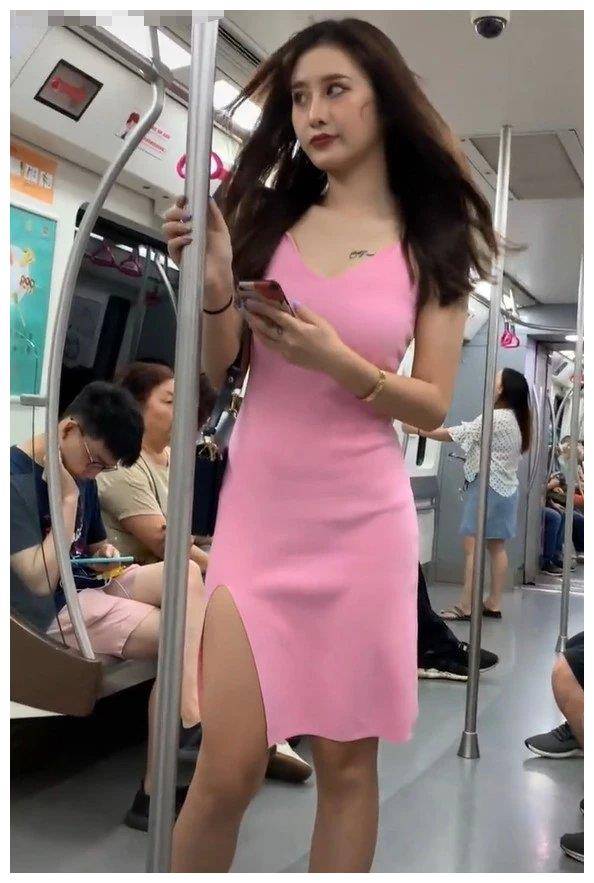 她在地铁里穿"v叉裙",时尚起来比明星都吸睛!_裙子_衣服_身材