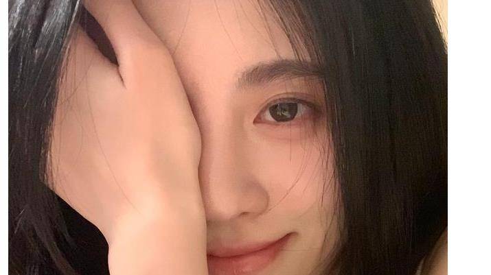 鞠婧祎晒自拍美照唯一一张素颜照吸睛她这清透肌认真的