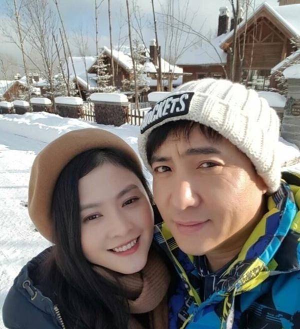 在银幕前与马丽卿卿我我的沈腾,还有一个12年长跑但尚未有名分的女友