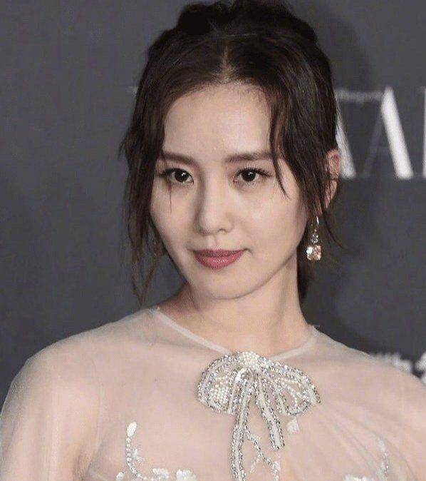 原创女明星怼脸无p照娜扎鼻子真的好奇怪宋祖儿口红都画出嘴唇了
