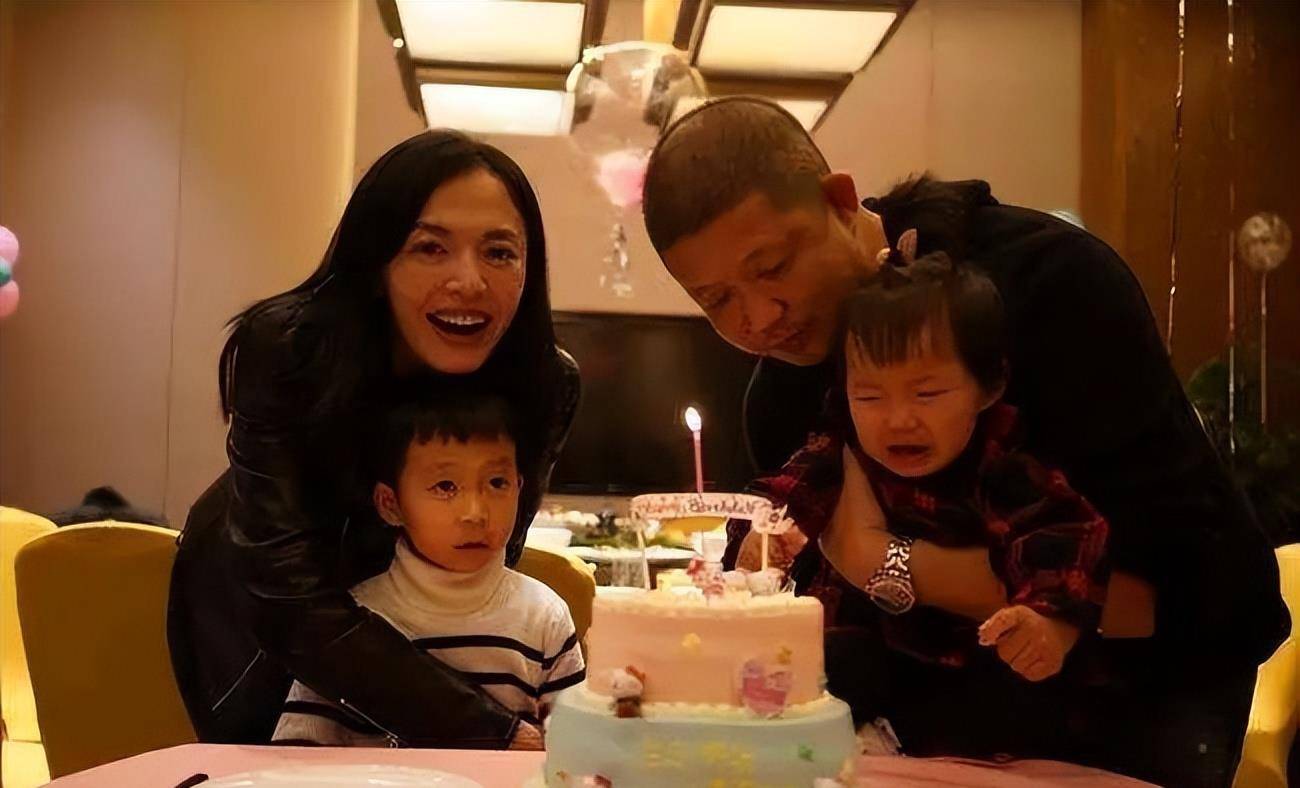 家庭方面,自从二婚嫁给著名摄影师曹郁之后,姚晨生下
