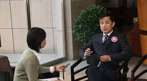 父亲去世不闻不问,因欠债800亿远遁国外,走时不忘带着明星女友_王永红