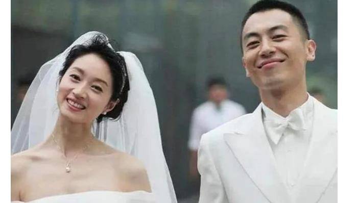 少网友指出朱亚文这个动作对于一个小自己二十多岁的妹妹来说恨不妥当