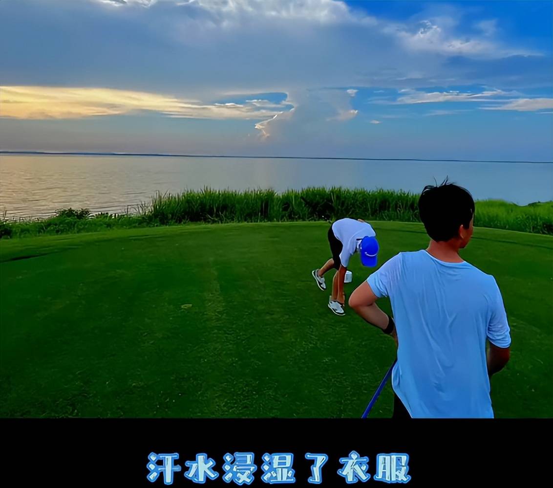 杨威儿子近照曝光杨阳洋变运动少年苦练高尔夫汗水浸湿衣服