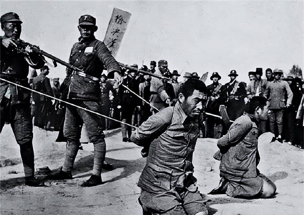 原创1947年刑场之上一革命者声嘶力竭地喊道家里有狗快回家