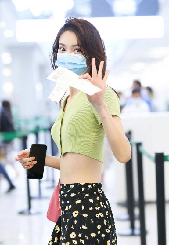 舞蹈演员出身的金晨不但有着专业的舞蹈实力,身材管理自然也是没得说