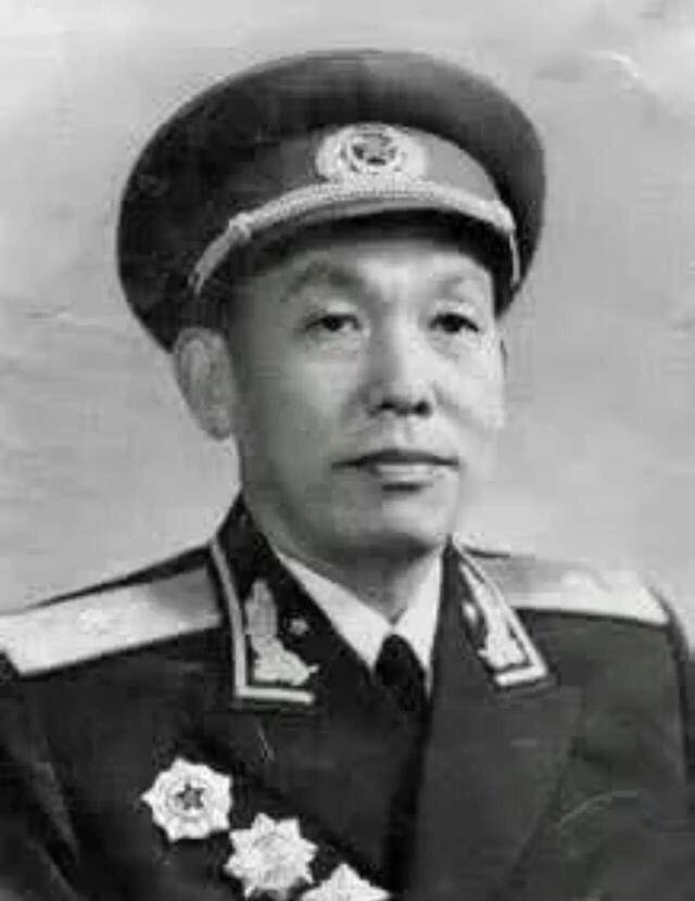 1955年被授予少将军衔,时任中国人民解放军军事学院干部部副部长.
