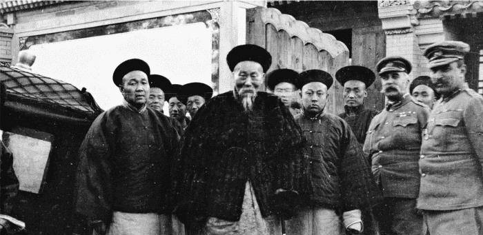 原创1958年晚清名臣李鸿章的尸骨被挂在拖拉机后示众尸骨散尽